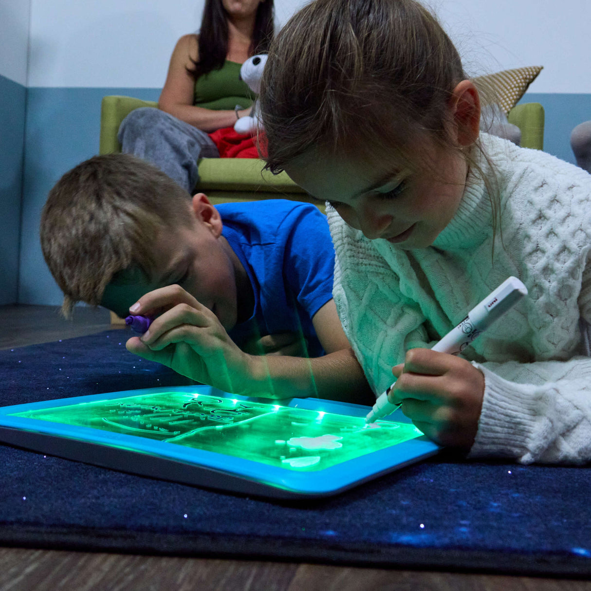 TTS A4 helendav joonistus- ja kirjutusalus ja 6 markerit SD10522B