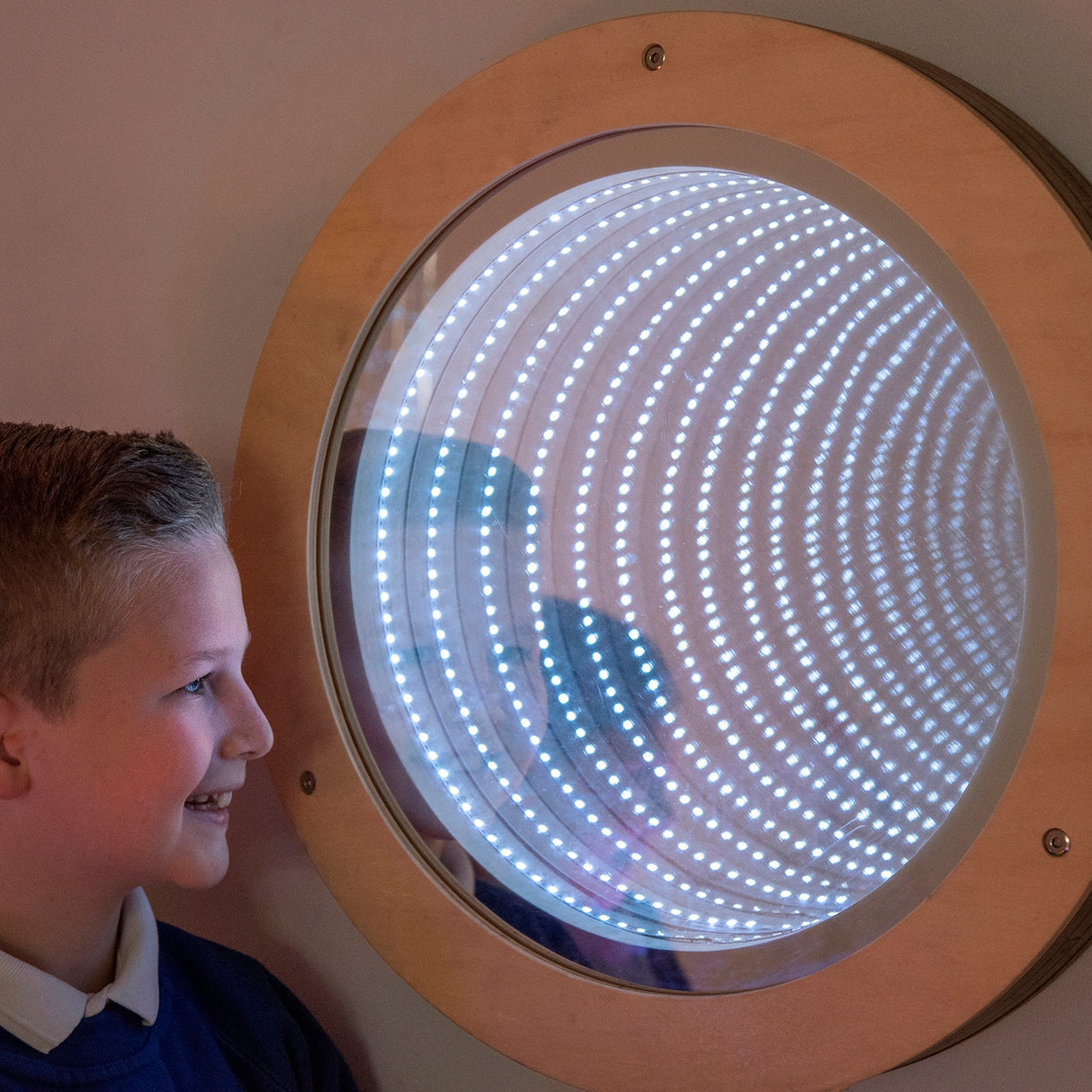 TTS valgustatud lõpmatuse peegel EY11032B