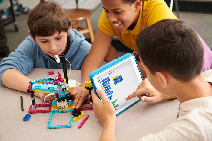 LEGO Education kindlustunne - õpilased kasutavad LEGO Education SPIKE äppi ja programmerivad ehitatud robotit