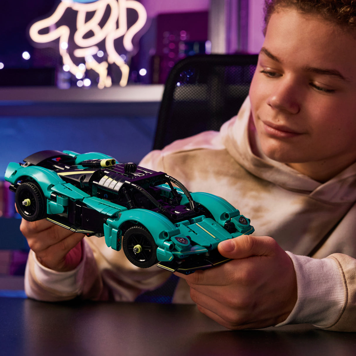 LEGO Technic Aston Martin Valkyrie
 42208L